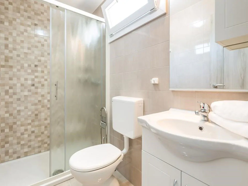 campsite-lavanda-mobile-home-prestige-with-whirlpool-interior-bathroom