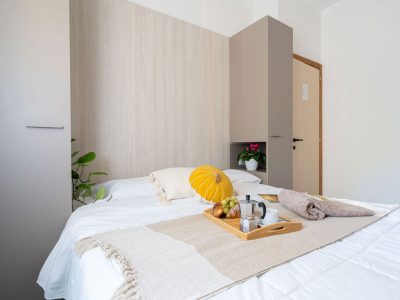 stork-family-collection-bungalow-bilocale-dog-interior-bedroom-double-bed