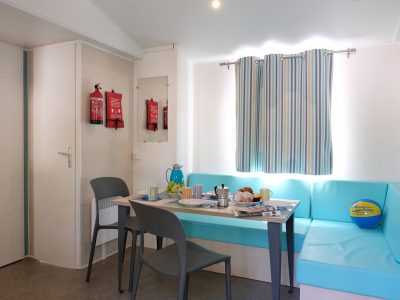 happy-premium-interier-breakfast-table
