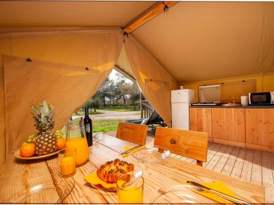 campsite-bivillage-standard-two-bed-tent-interier-dinning-table
