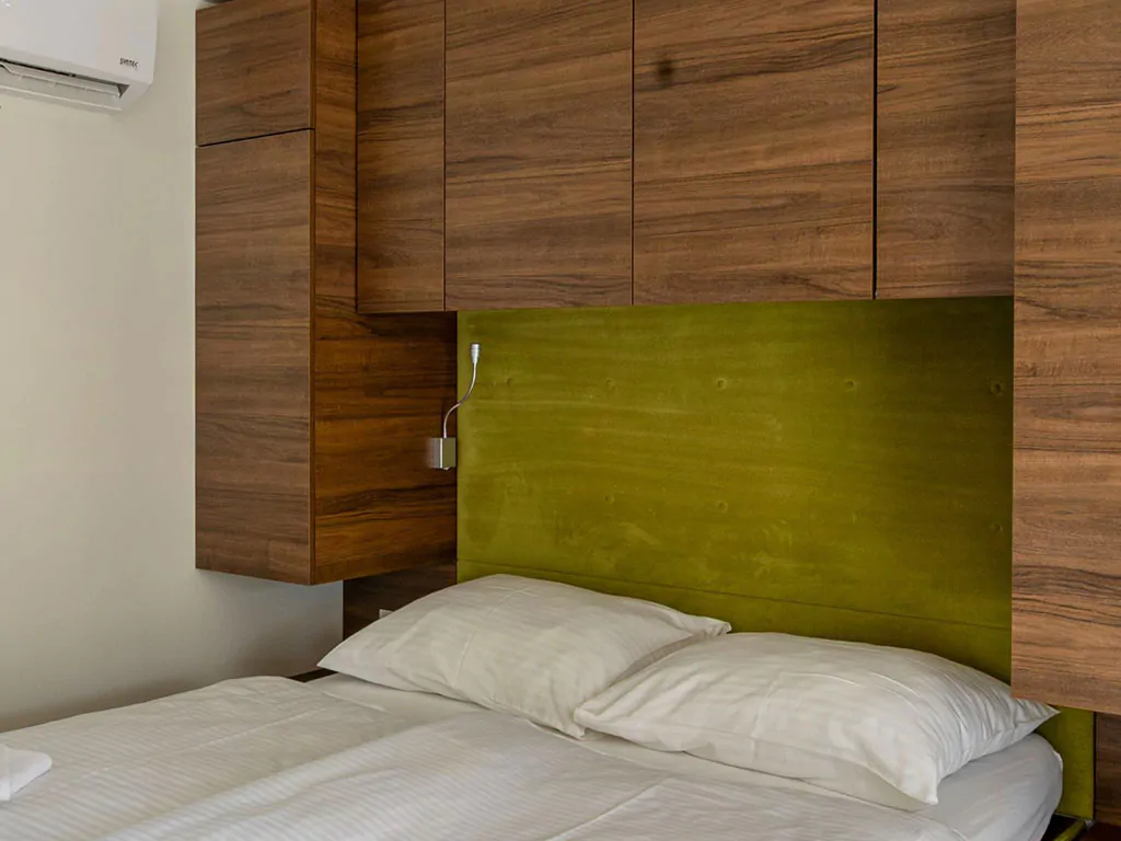 campsite-terme-catez-mobile-home-luxus-ra-interier-bedroom-double-bed