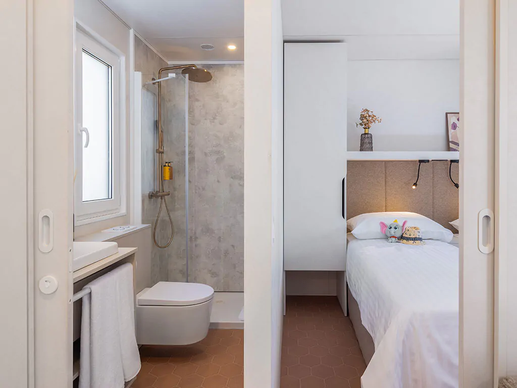 pinadria-camping-resort-mobile-home-premium-holiday-home-interier-bedroom-single-beds-bathroom