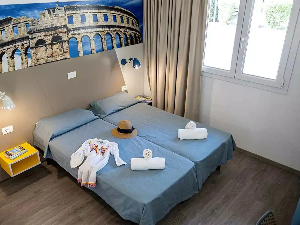 campsite-bivilage-mobile-home-comfort-orange-interior-bedroom-view