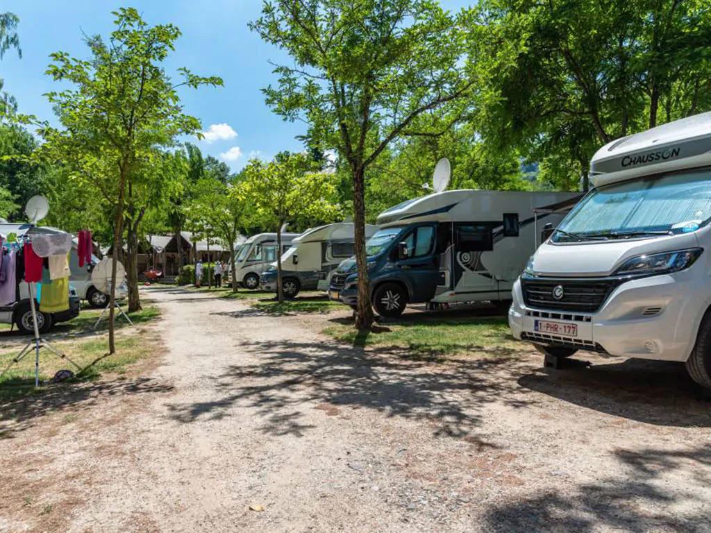camping-village-il-poggetto-exterior-campers