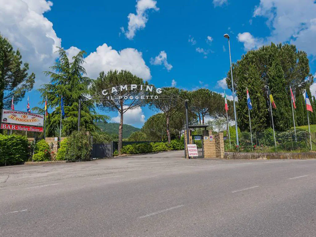 camping-village-il-poggetto-exterior-entrance