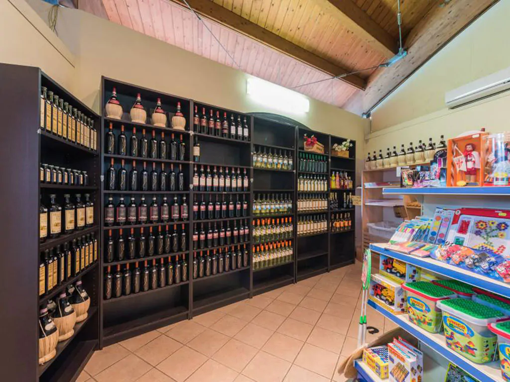 camping-village-il-poggetto-interior-market