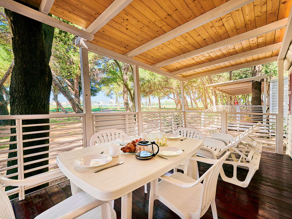 campsite-arena-grand-kazela-mobile-home-premium-la-exterior-terrace