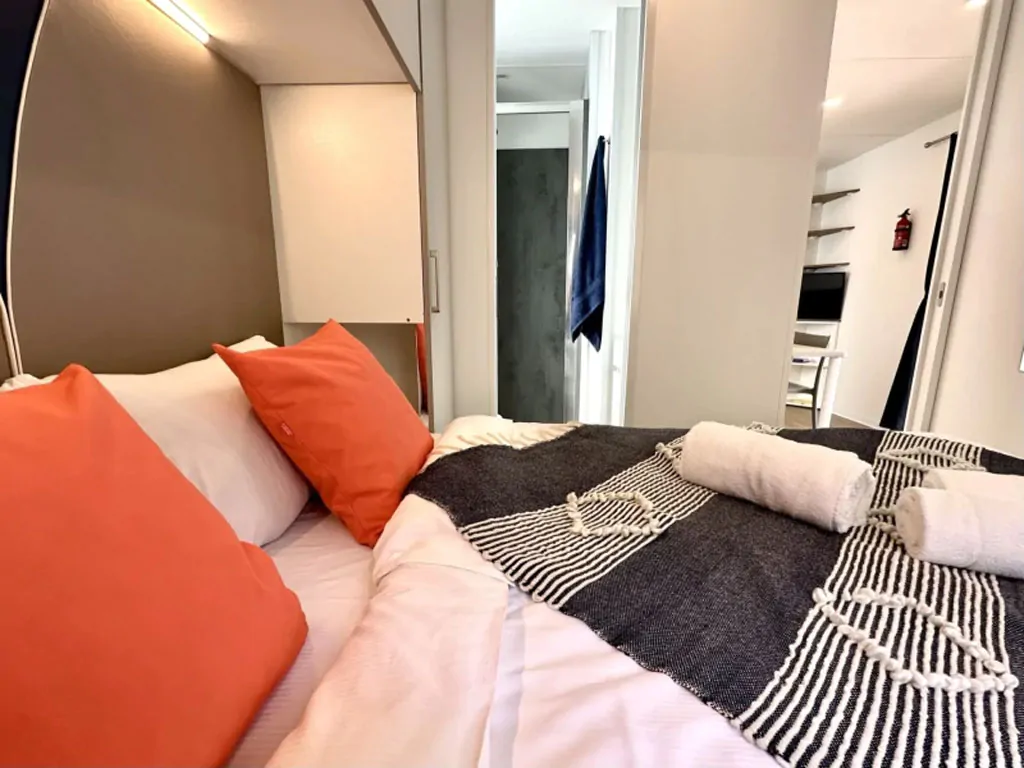 eden-village-lago-maggiore-mobile-home-estivo-premium-deluxe-dog-interior-bedroom-double-bed