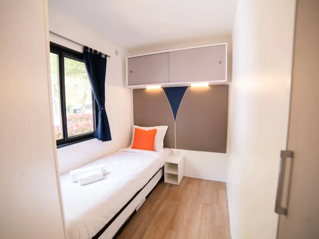 eden-village-lago-maggiore-mobile-home-estivo-premium-deluxe-dog-interior-bedroom-single-beds