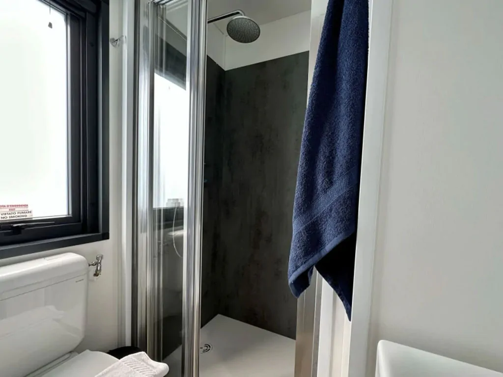 eden-village-lago-maggiore-mobile-home-estivo-premium-deluxe-xl-interior-bathroom-shower