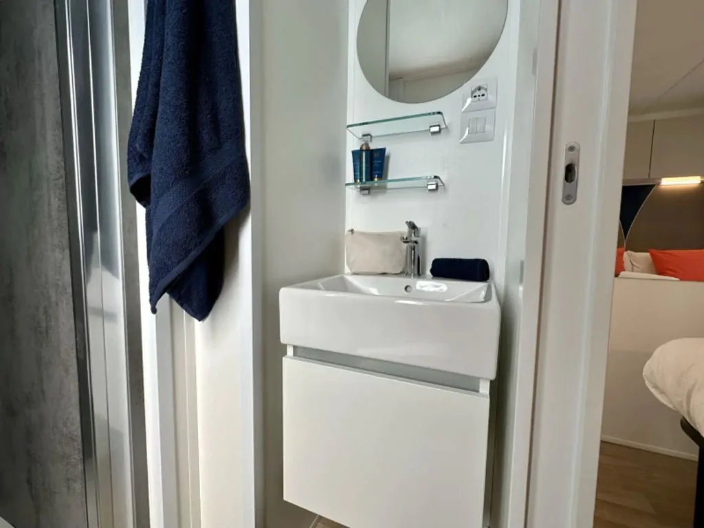 eden-village-lago-maggiore-mobile-home-estivo-premium-deluxe-xl-interior-bathroom-sink