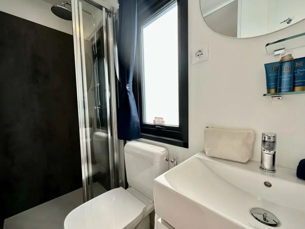 eden-village-lago-maggiore-mobile-home-estivo-premium-deluxe-xl-interior-bathroom