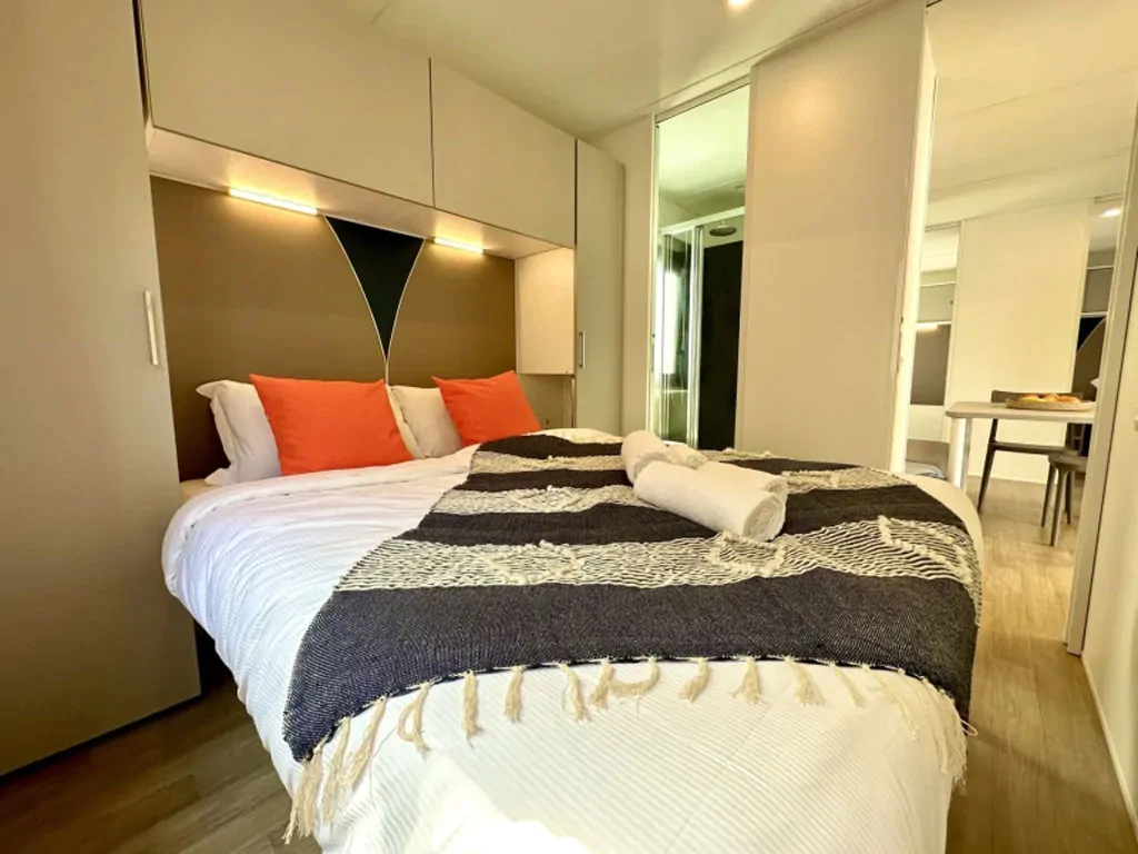 eden-village-lago-maggiore-mobile-home-estivo-premium-deluxe-xl-interior-bedroom-double-bed-view