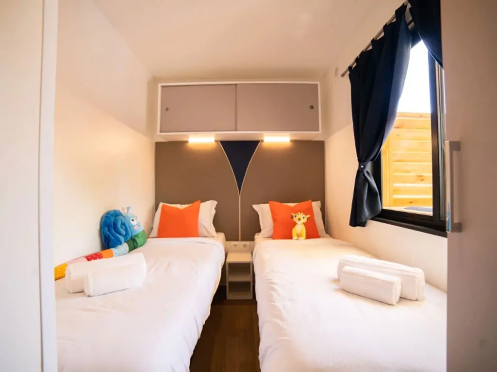 eden-village-lago-maggiore-mobile-home-estivo-premium-deluxe-xl-interior-bedroom-single-beds-view