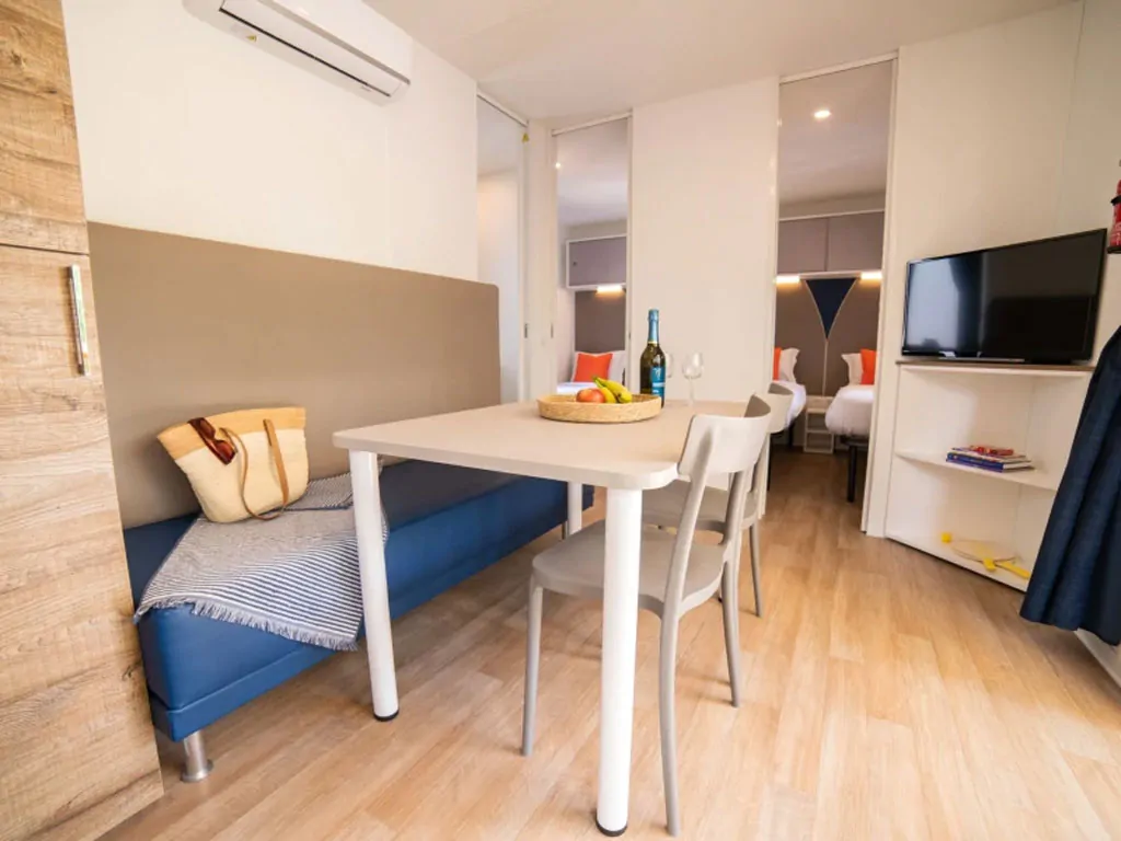 eden-village-lago-maggiore-mobile-home-estivo-premium-deluxe-xl-interior-kitchen-dinig-area