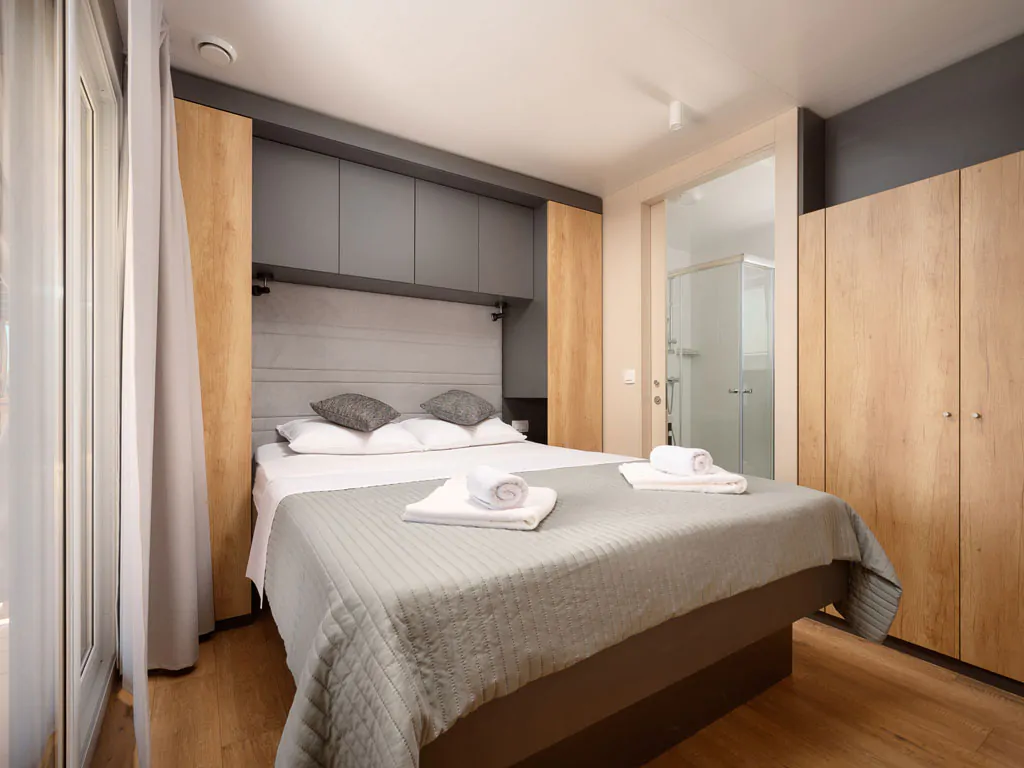 campsite-adriatic-cliff-two-bedroom-sea-view-interior-bedroom-double-bed