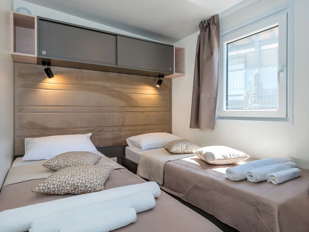 campsite-adriatic-mobile-home-campsite-view-interior-bedroom-single-beds