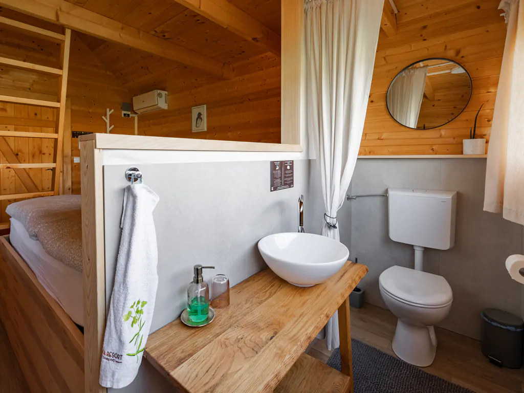 kolpa-resort-glaming-exterior-glamping-chalet-his-bathroom-2
