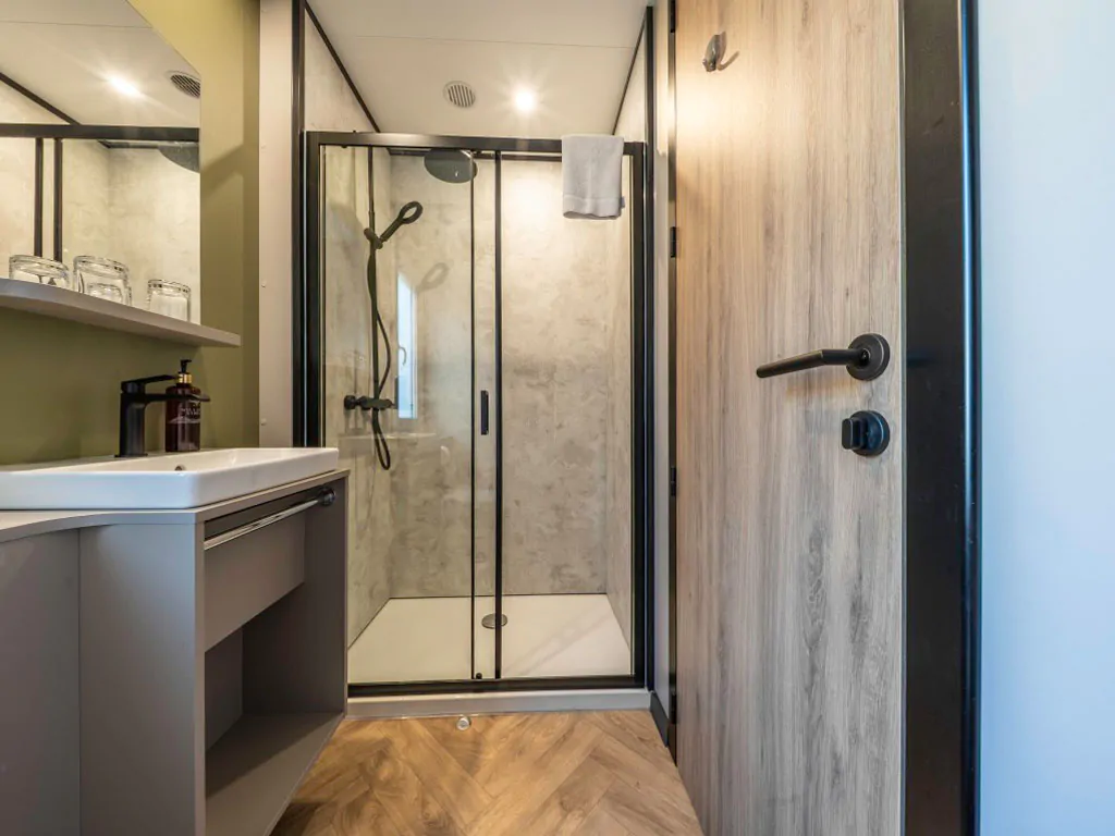campsite-almissa-mobile-home-superior-41-interior-bathroom-shower