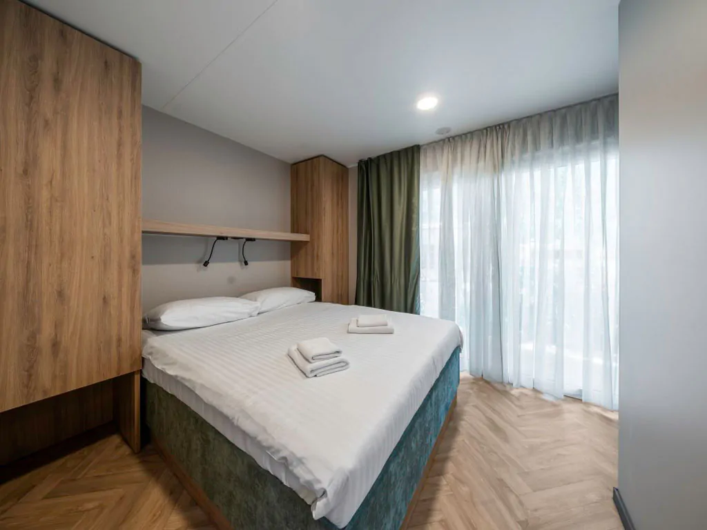 campsite-almissa-mobile-home-superior-41-interior-bedroom-doublebed