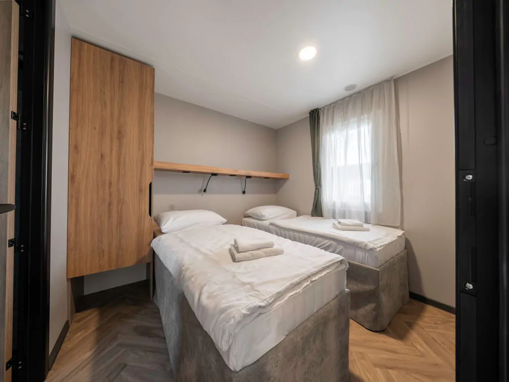 campsite-almissa-mobile-home-superior-41-interior-bedroom-singlebeds