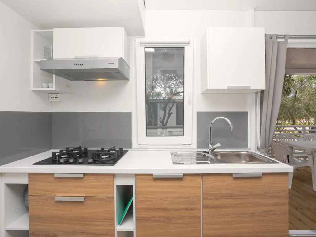 camping-resort-sibenik-mobile-home-a-first-row-interior-kitchen