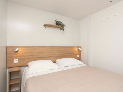 camping-resort-sibenik-mobile-home-a-zone-1-interior-bedroom-doublebed