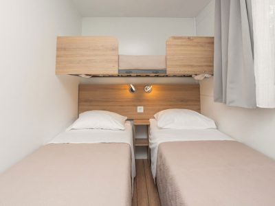 camping-resort-sibenik-mobile-home-a-zone-1-interior-bedroom-singlebeds-bunkbed