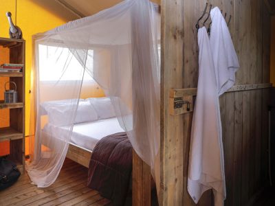 hu-fabulous-village-glamping-hu-glamp-premium-xl-interior-bedroom-doublebed