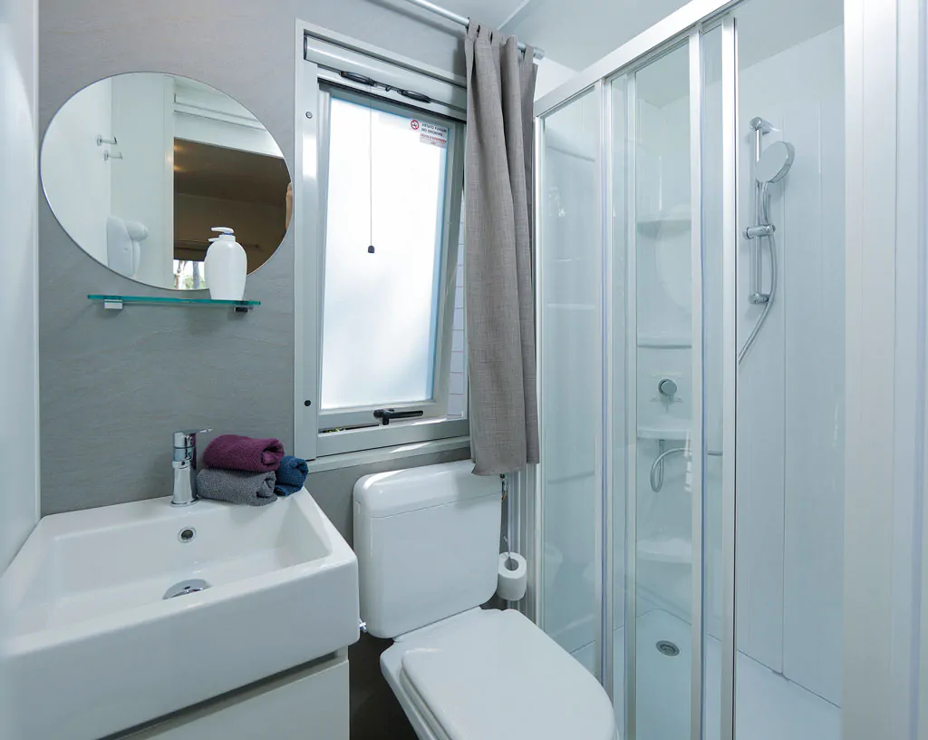 hu-i-pini-village-mobile-home-hu-stay-smart-interior-bathroom
