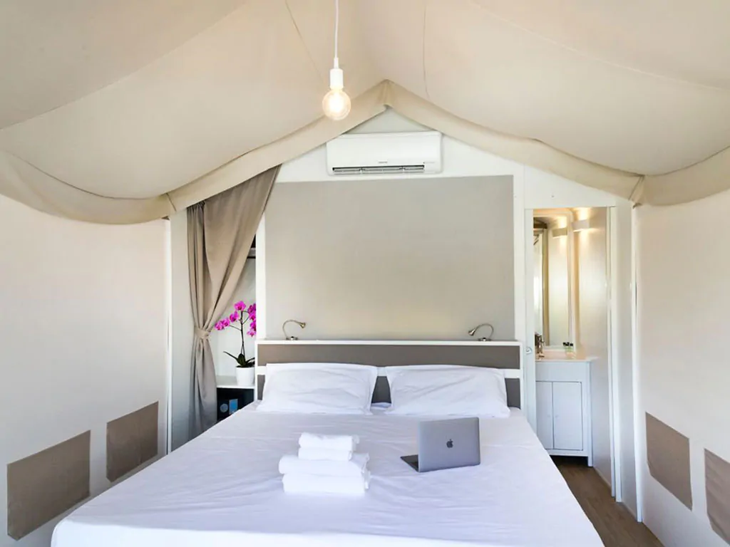 hu-roma-camping-in-town-glamping-hu-glamp-smart-interior-bedroom
