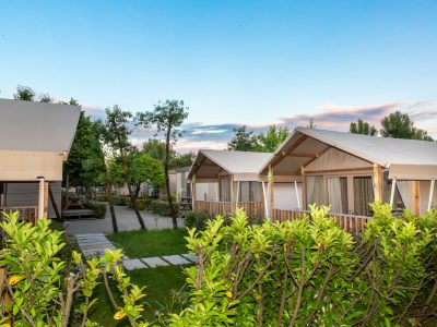 hu-venezia-camping-in-town-glamping-hu-glamp-smart-exterior-sideview