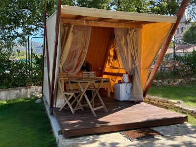 camping-karin-glamping-nateko-glamping-tent-exterior-frontview