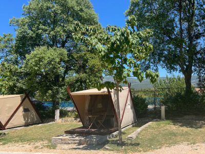 camping-karin-glamping-nateko-glamping-tent-exterior-frontview-wide