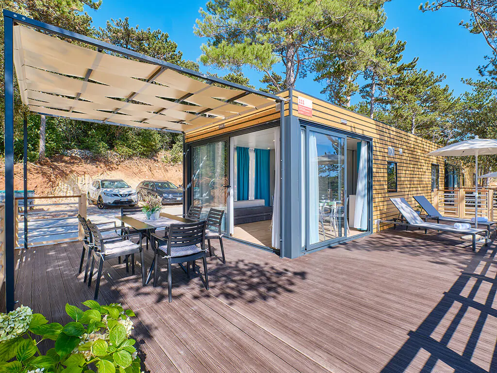 campsite-slatina-mobile-home-exterior-terrace-dining-table-3