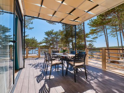 campsite-slatina-mobile-home-freedhome-slatina-terrace-dining-table-ii-2