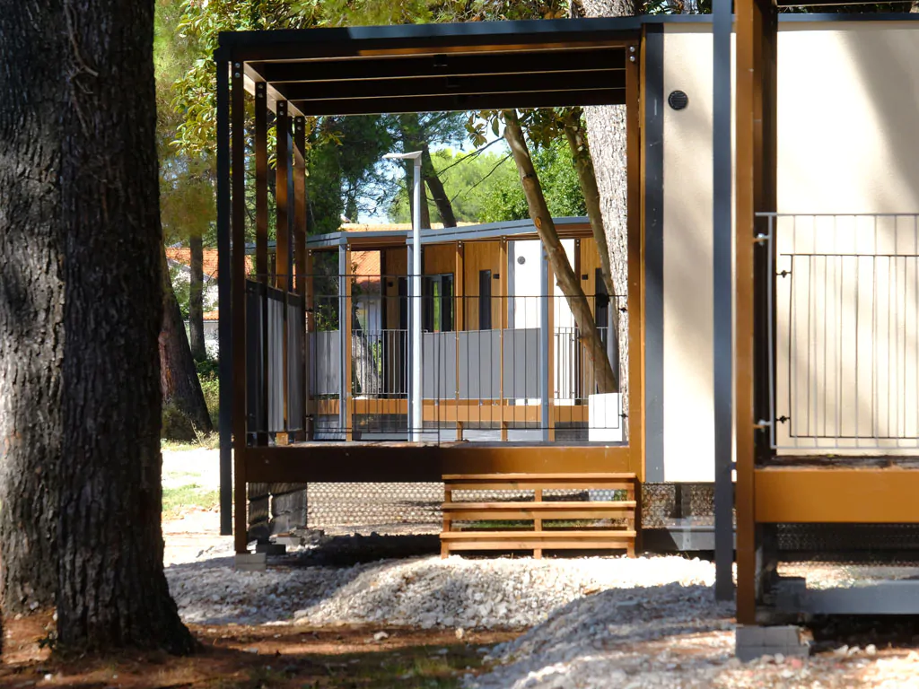 camping-pineta-mobile-home-exterior-sideview