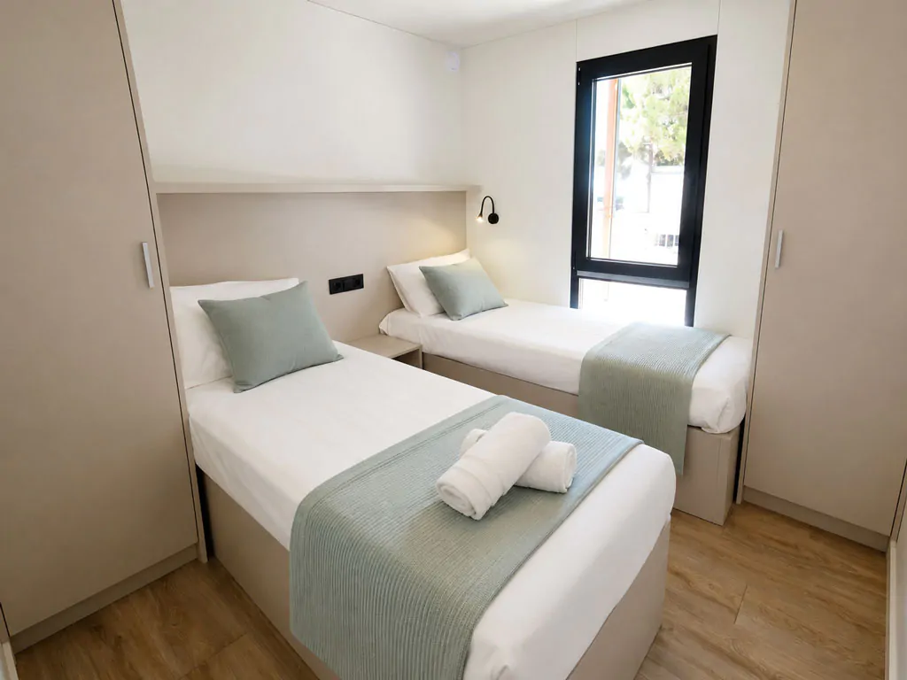 camping-pineta-mobile-home-interior-bedroom-singlebeds
