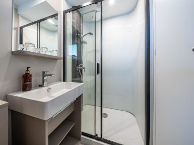 campsite-almissa-mobile-home-sunshine-premium-interior-bathroom-shower
