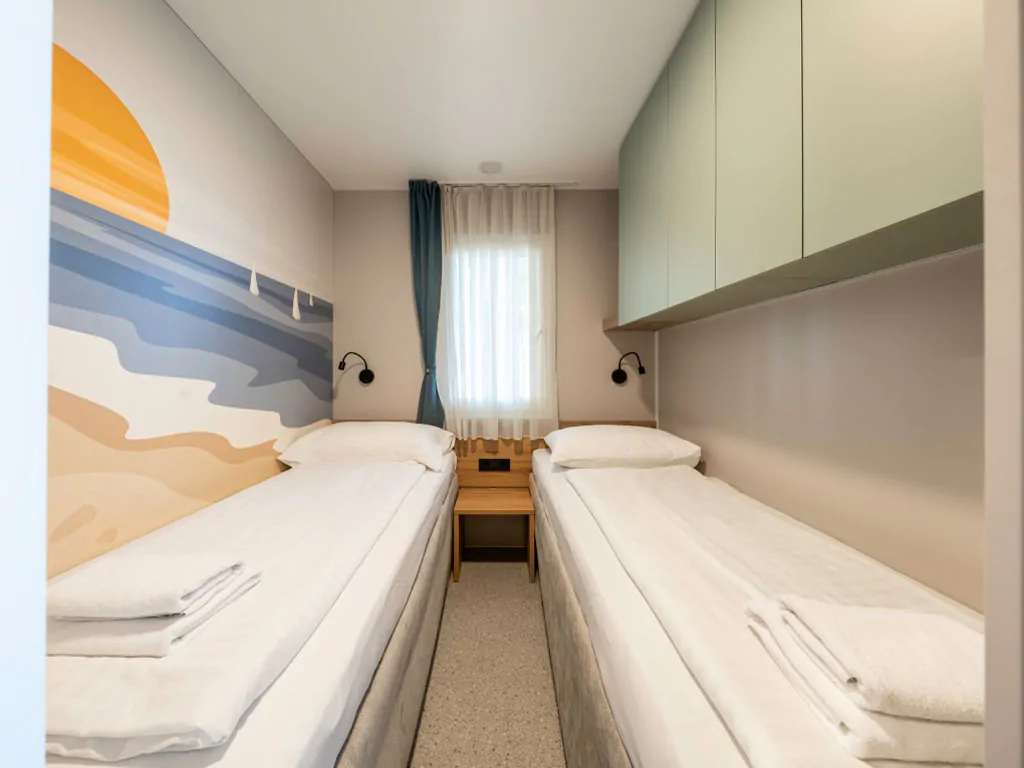 campsite-almissa-mobile-home-sunshine-premium-interior-bedroom-single