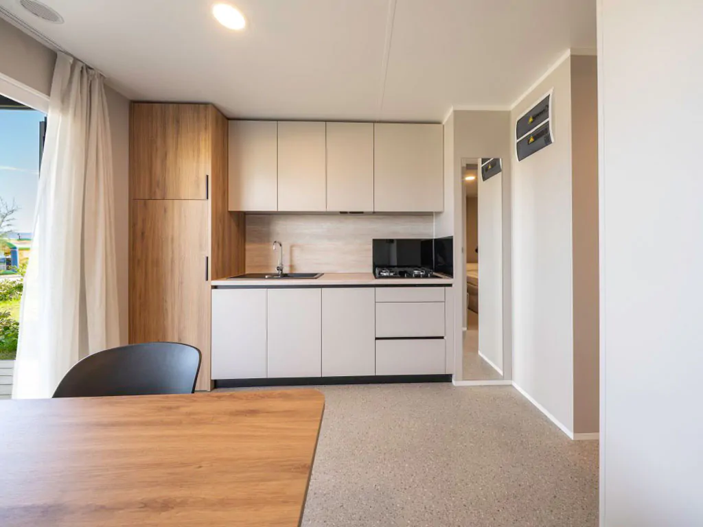 campsite-almissa-mobile-home-sunshine-premium-interior-livingroom-kitchen