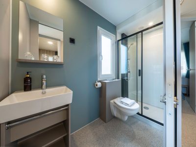 campsite-almissa-mobile-home-sunshine-premium-jacuzzi-interior-bathroom