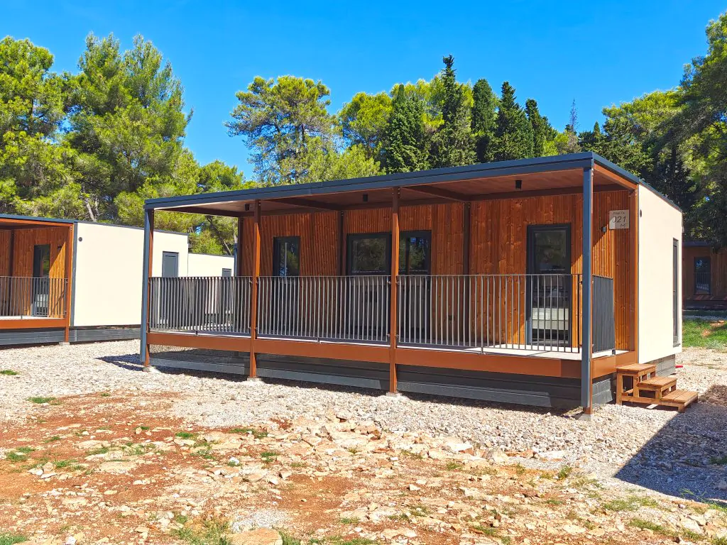 campsite-pineta-mobile-home-onda-exterior-frontview-wide