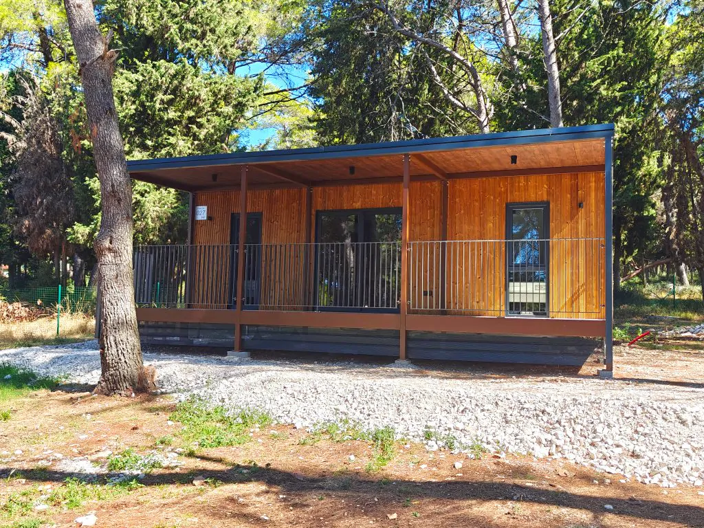 campsite-pineta-mobile-home-pinea-exterior-frontview-tree