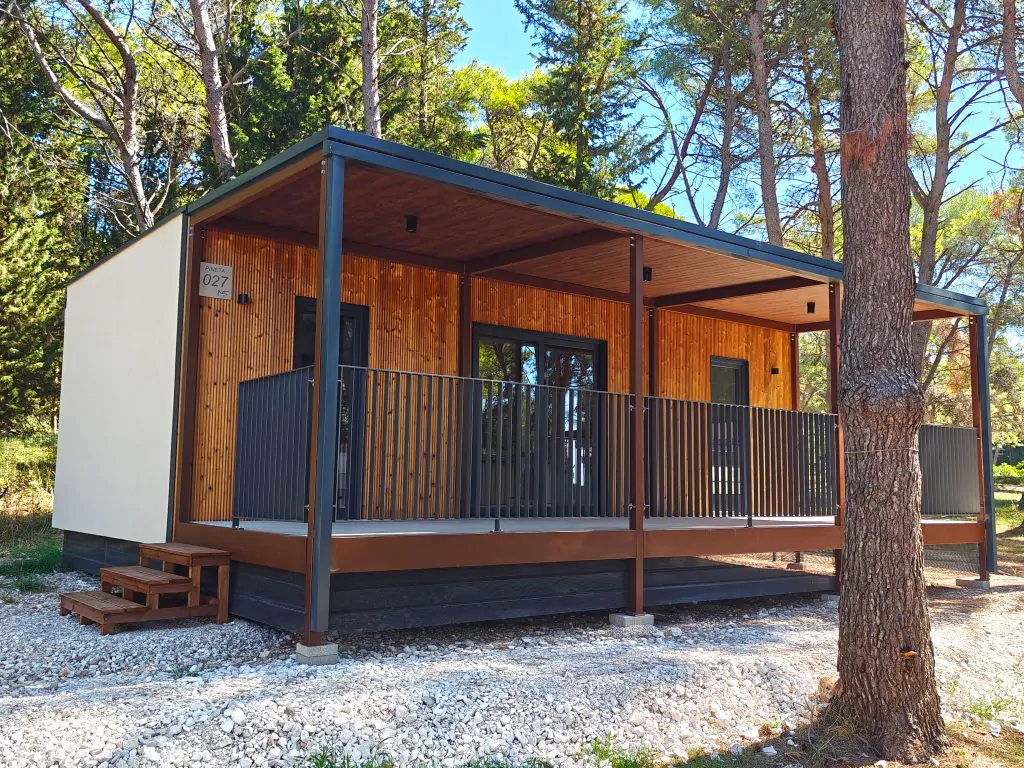 campsite-pineta-mobile-home-pinea-exterior-sideview