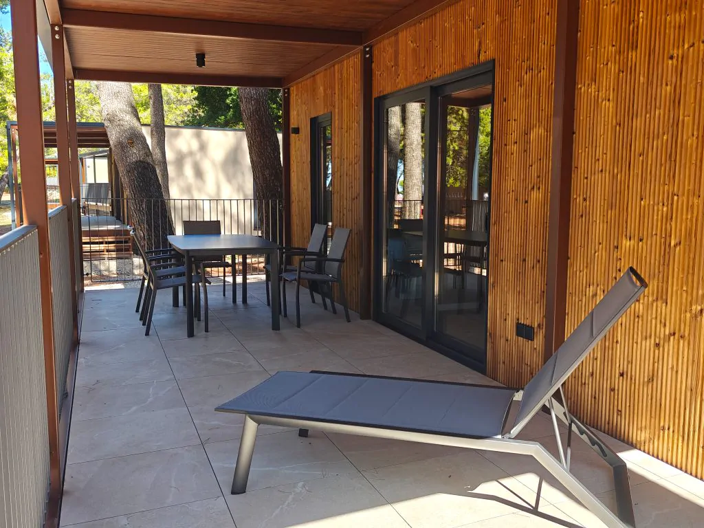 campsite-pineta-mobile-home-solmare-exterior-terrace-entrance