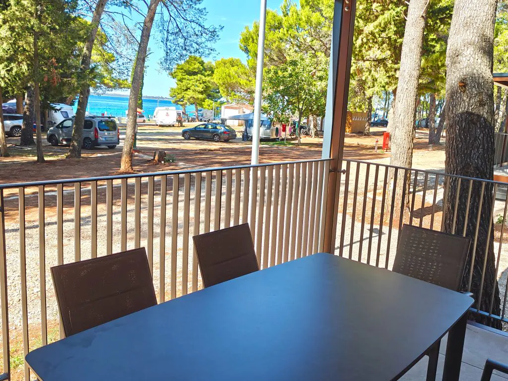 campsite-pineta-mobile-home-solmare-exterior-terrace-seaview