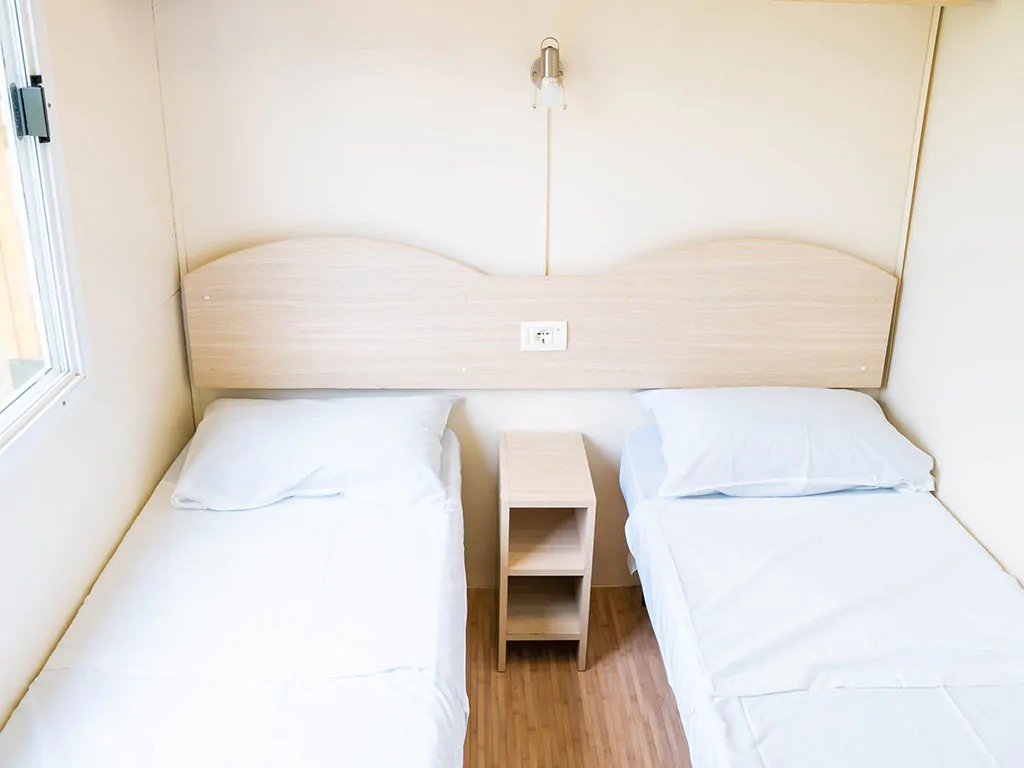 happy-plus-mobile-home-interier-bedroom-single-beds-close-view