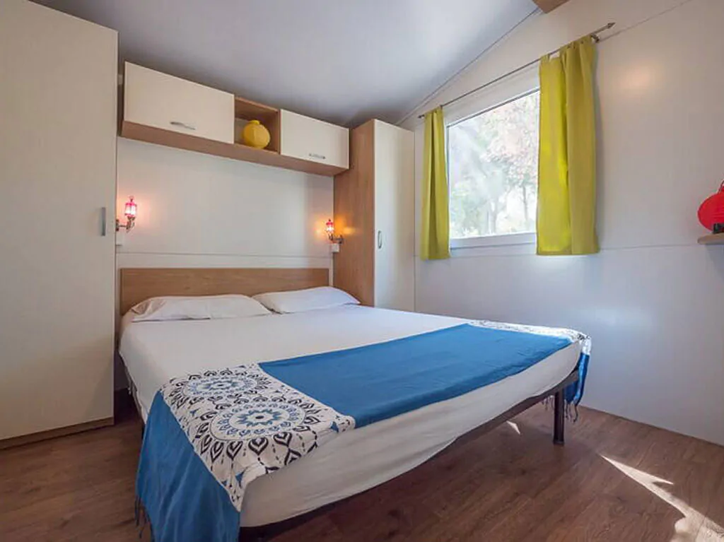 camping-klenovica-mobilehome-comfort-for-six-interior-bedroom