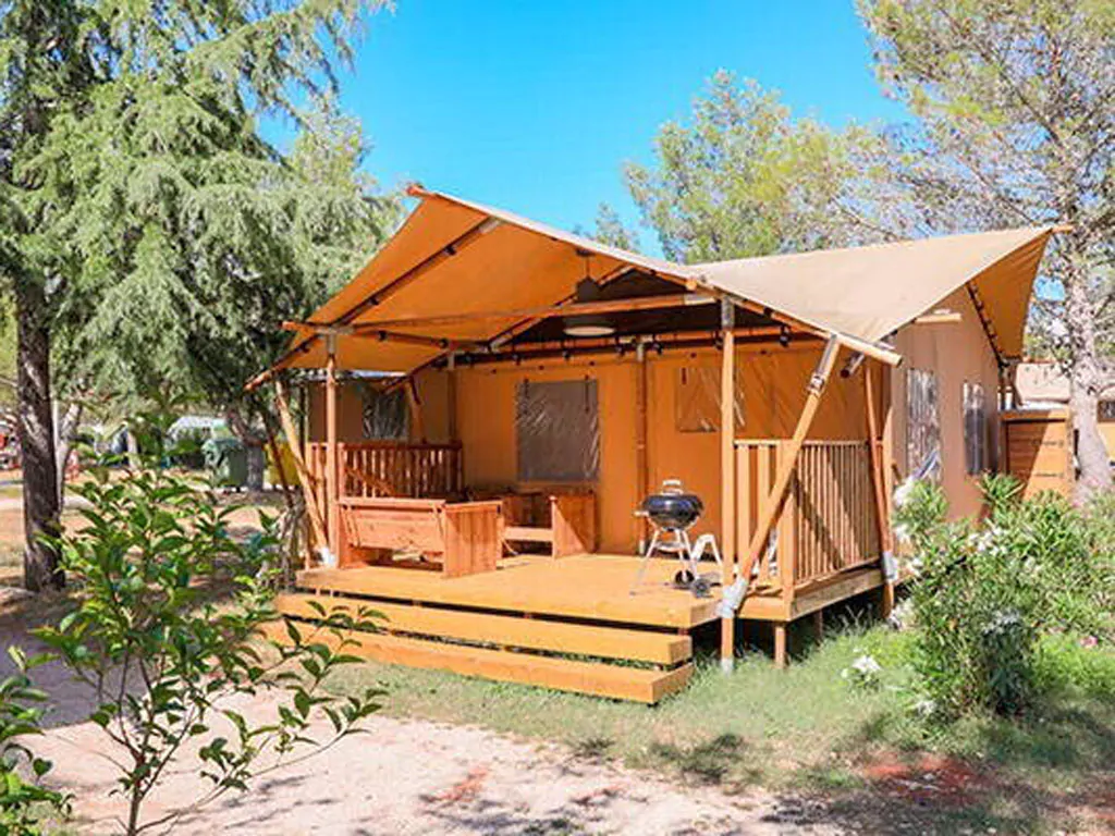 camping-mon-perin-glamping-safari-tent-superior-plus-exterior-frontview